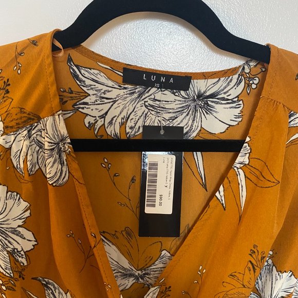 NWT Flowy Flowered Wrap Mini Dress, XS/S - Picture 4 of 5